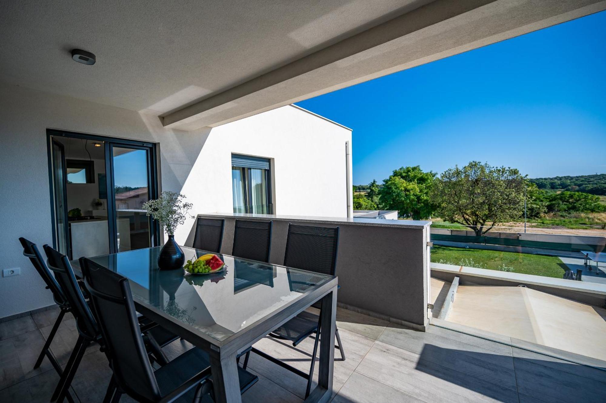 Luen Near With Large Garden And Private Pool For Families Vila