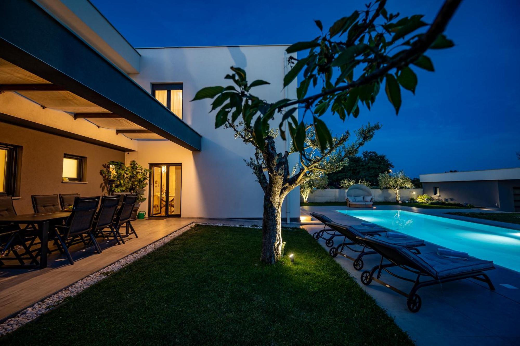 Luen Near With Large Garden And Private Pool For Families Pula