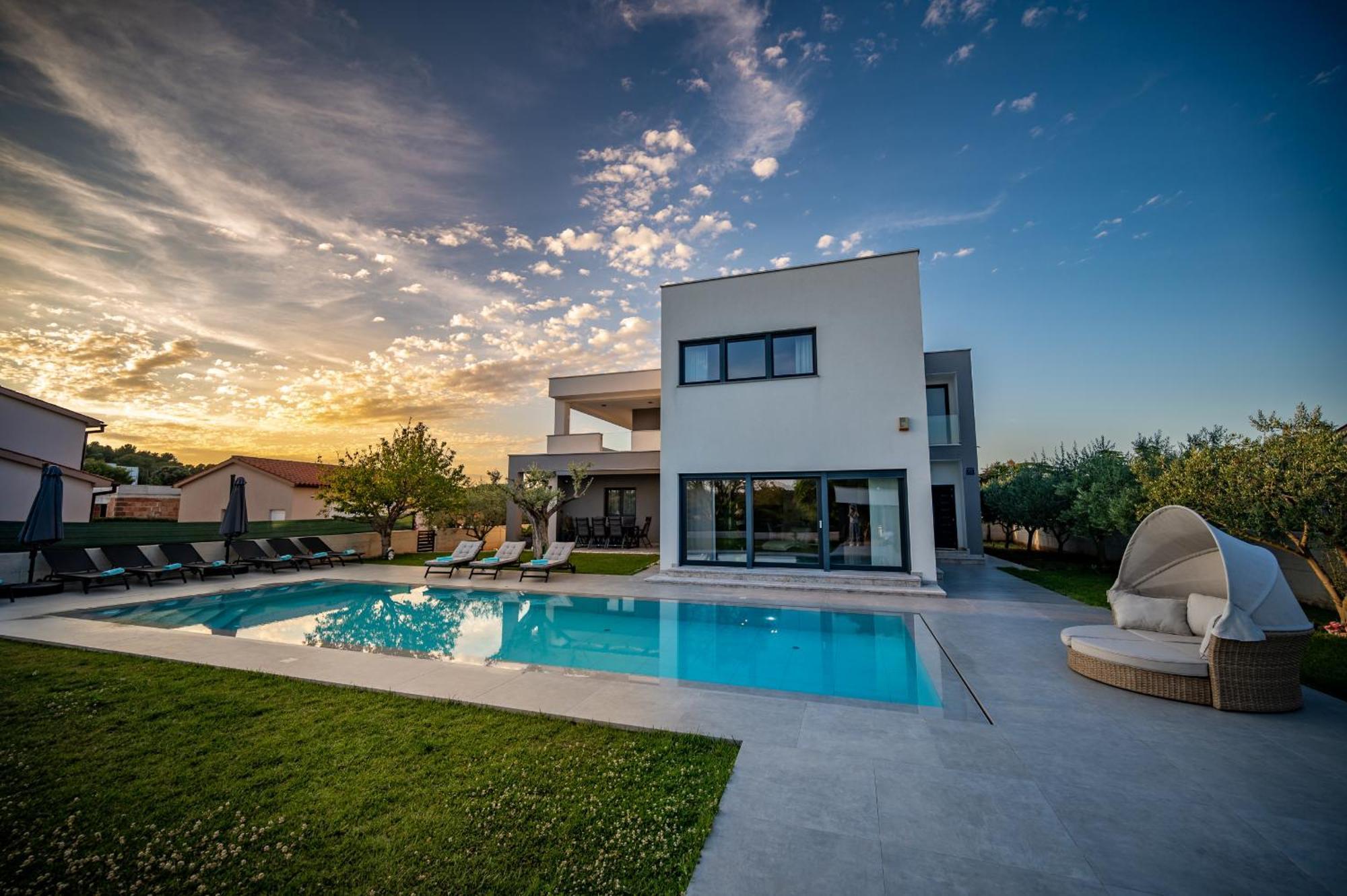 Luen Near With Large Garden And Private Pool For Families Vila