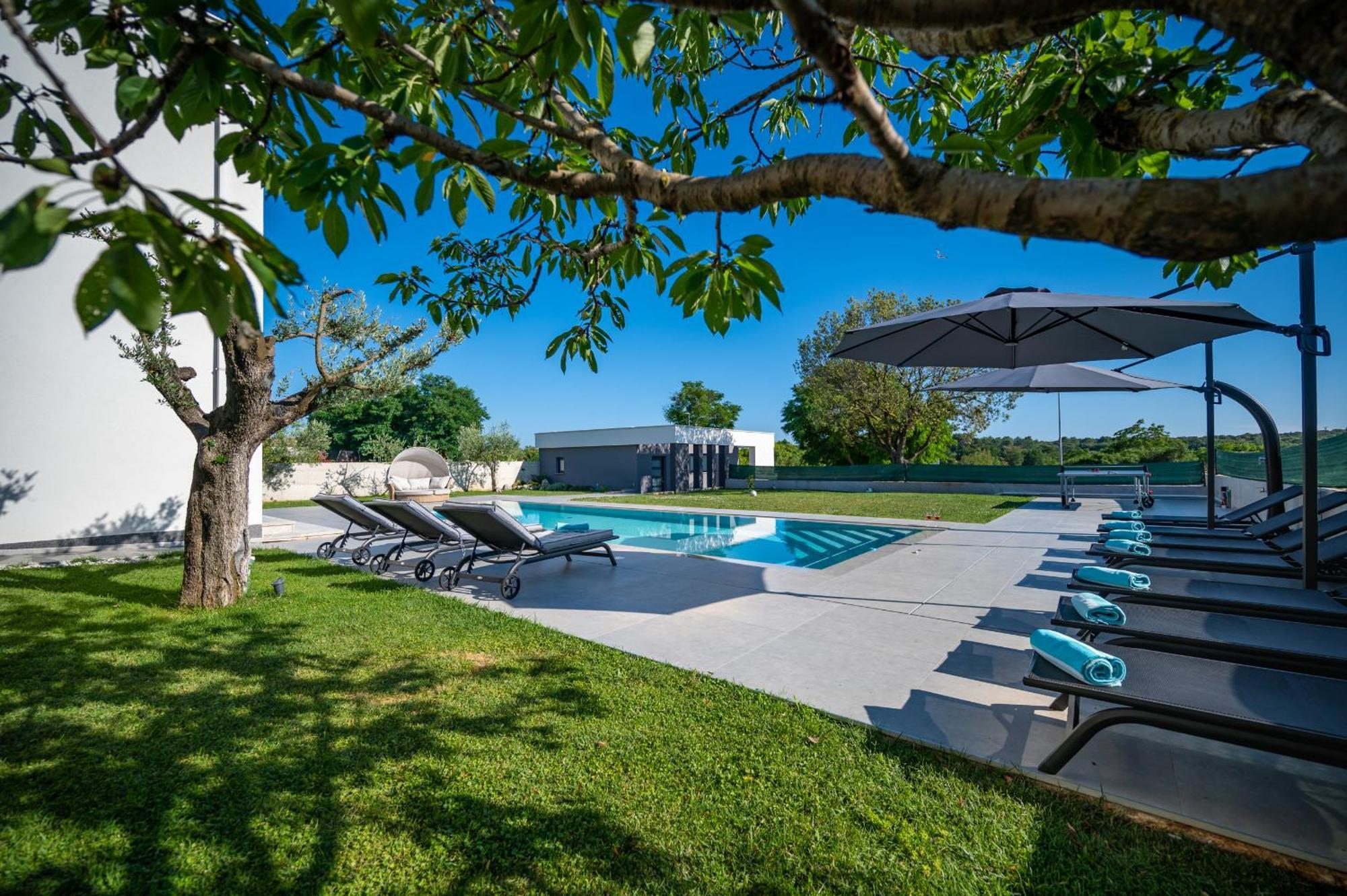 Luen Near With Large Garden And Private Pool For Families Vila *