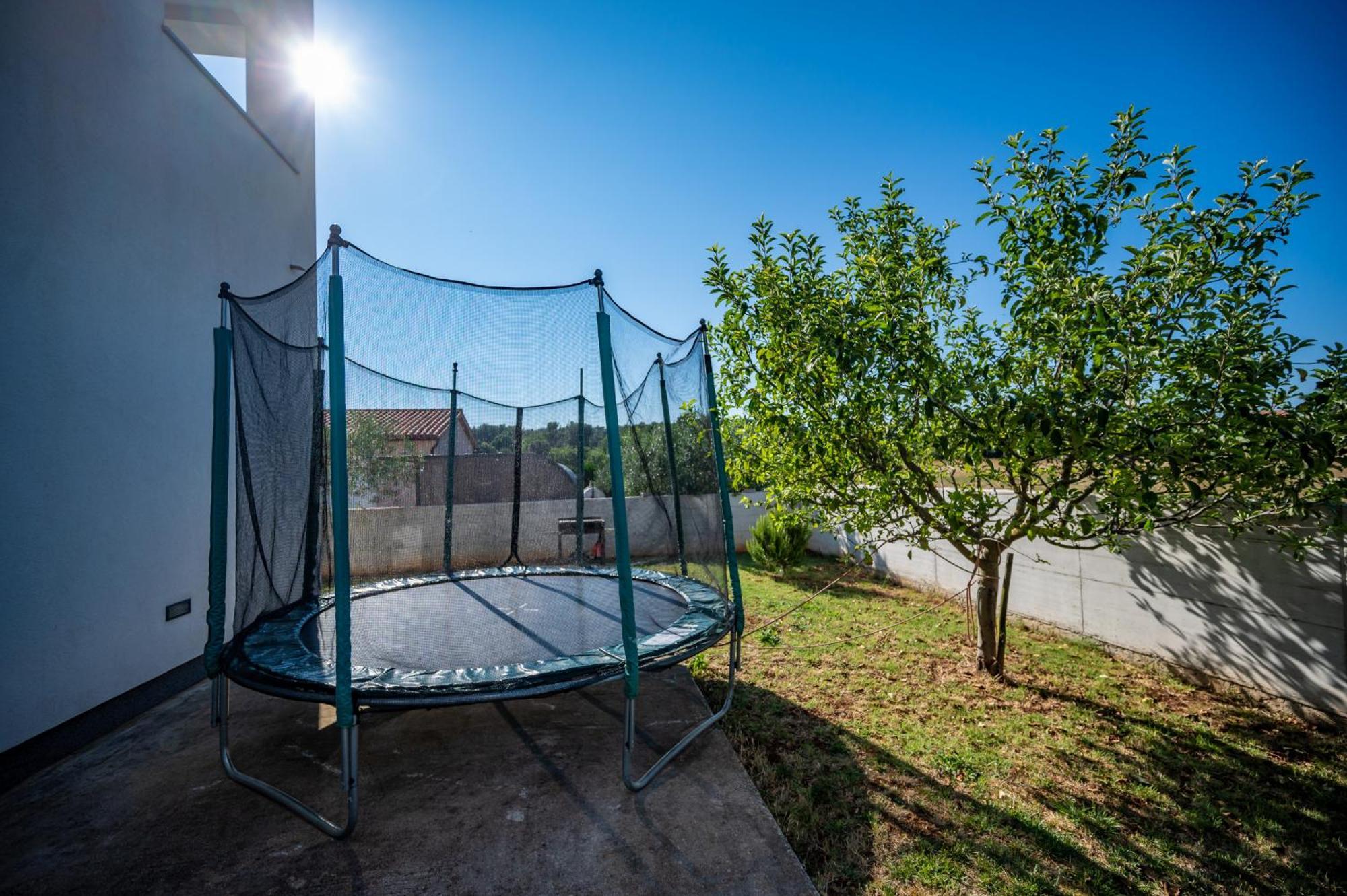 Luen Near With Large Garden And Private Pool For Families Pula